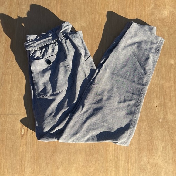 athleta stretchy plaid skyline pant w pockets, belt + paperbag waist grey size 8 - Picture 8 of 8